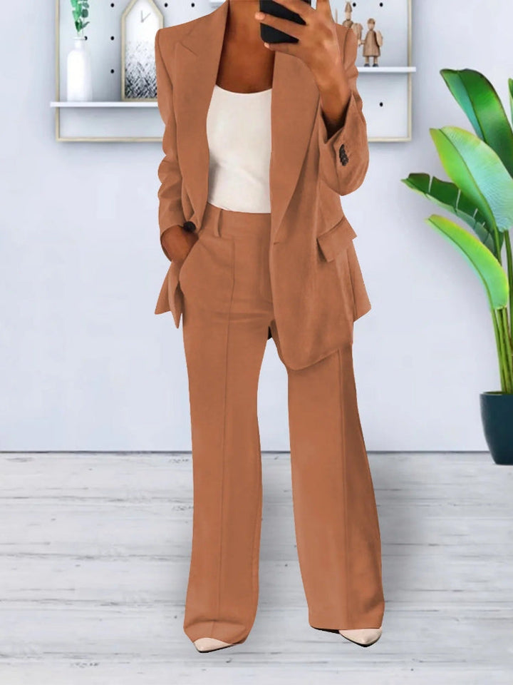 Outfit completo donna elegante, giacca e pantaloni per un look raffinato, perfetto per ogni occasione.