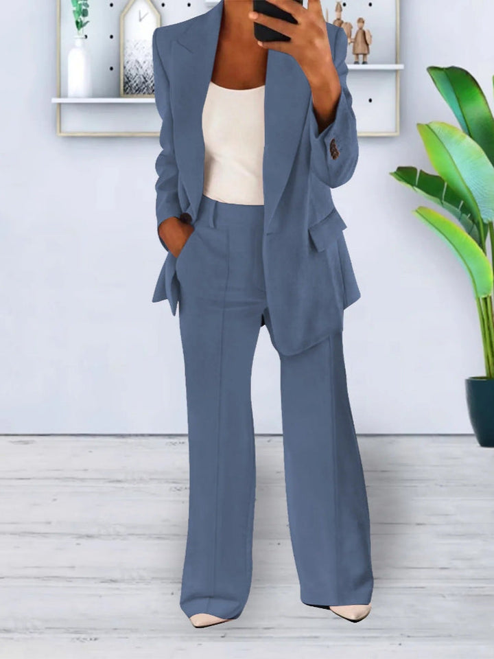 Completo donna chic, giacca slim e pantaloni eleganti, ideale per un outfit versatile e alla moda.