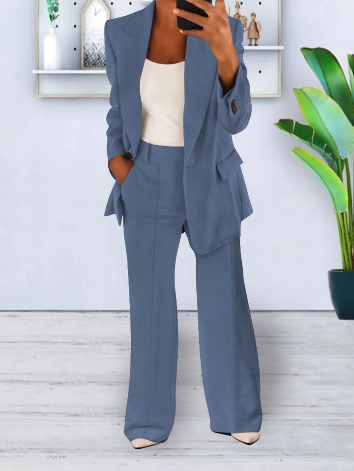 Completo donna elegante con giacca e pantaloni, look raffinato per ufficio o occasioni speciali.