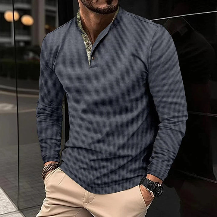 Dettaglio della texture della polo a maniche lunghe da uomo, che assicura comfort e stile per ogni outfit.