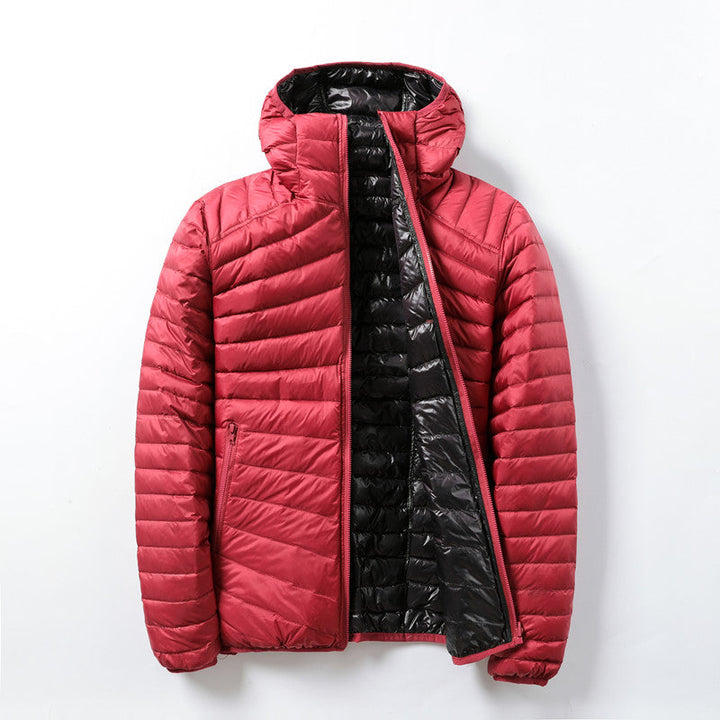 Piumino donna ultraleggero e reversibile con cappuccio, un capo essenziale per la moda invernale e l'eleganza funzionale.