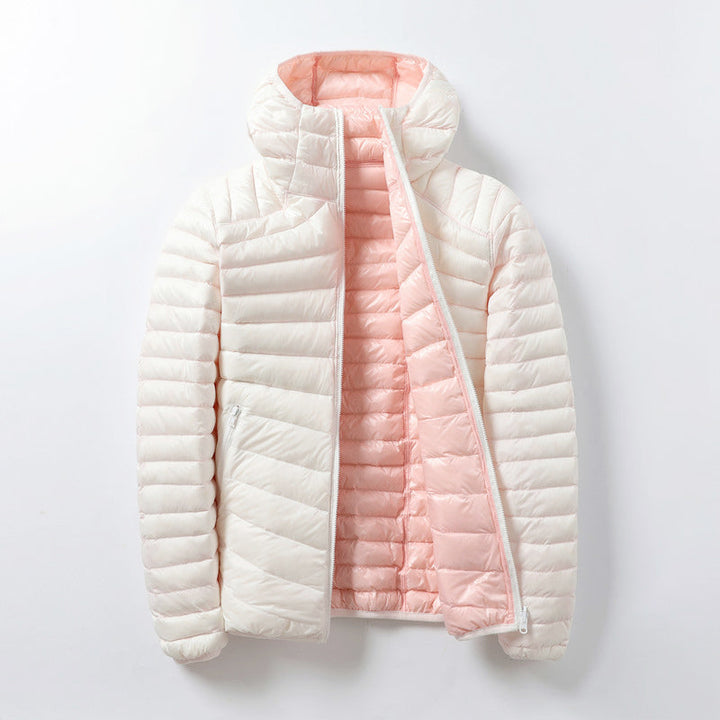 Piumino donna reversibile ultraleggero con cappuccio, ideale per comfort quotidiano e moda invernale.