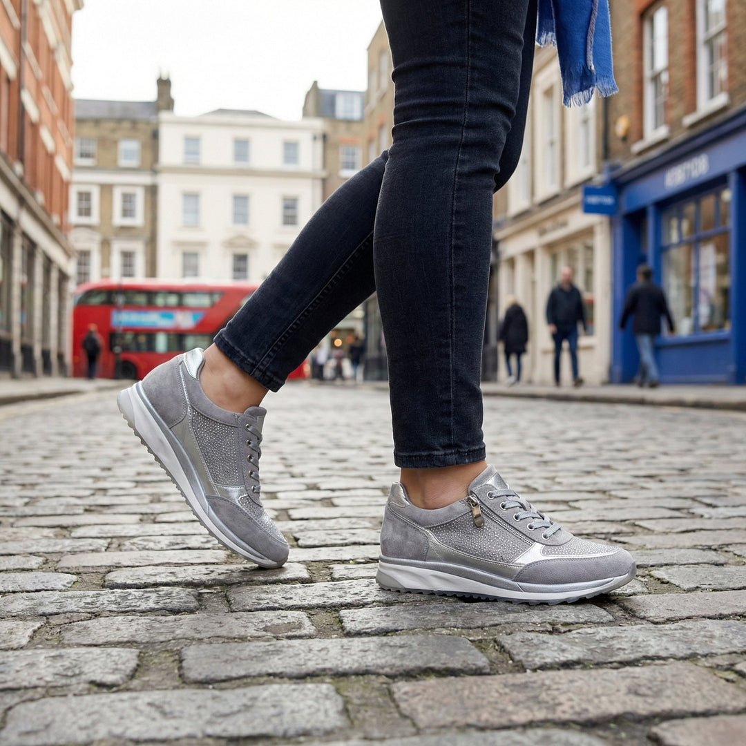 Sneakers donna eleganti con zeppa interna, zip laterale e dettagli strass lucenti.