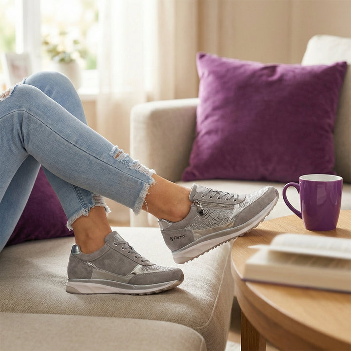 Scarpe con zeppa da donna, modello sneaker, con platform integrato, zip e strass decorativi.