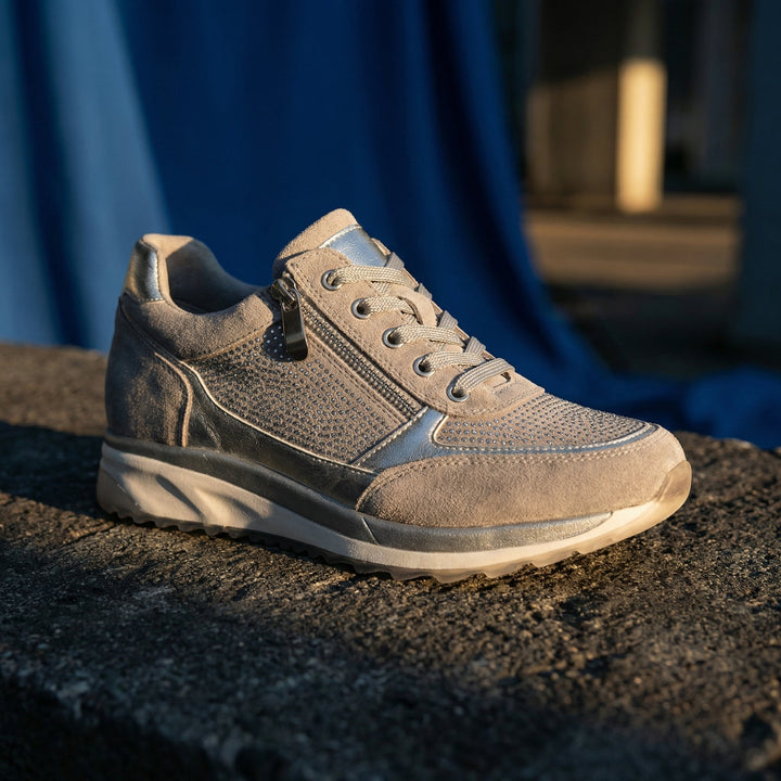 Calzature donna di tendenza: sneakers con zeppa platform, strass e zip, perfette per ogni outfit.