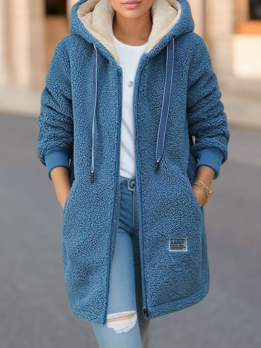Giacca invernale da donna in pile, calda ed elegante con cappuccio, perfetta per un outfit alla moda.