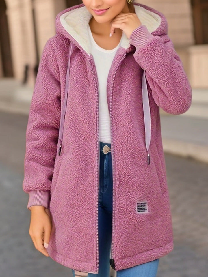 Giacca donna calda e versatile con cappuccio in pile, perfetta per outfit invernali eleganti e pratici.