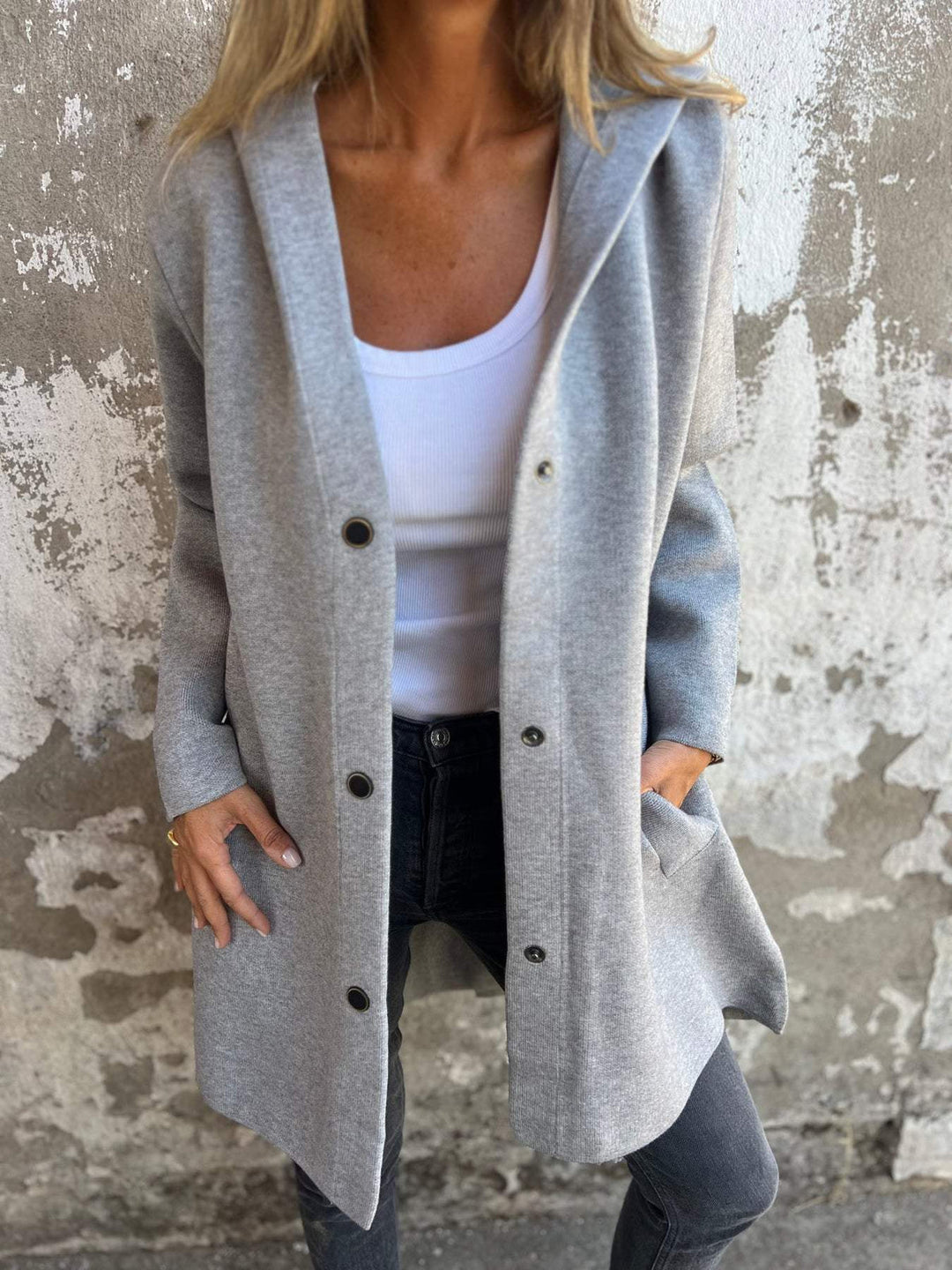 Felpa lunga da donna con cappuccio, ideale per comfort casual e look quotidiano versatile autunno/primavera.