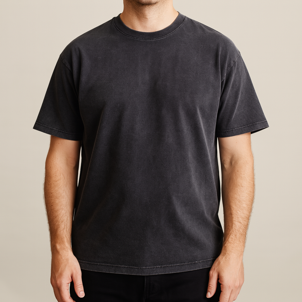 Maglietta uomo vintage casual, girocollo, maniche corte. Perfetta per uno stile quotidiano comodo e alla moda.