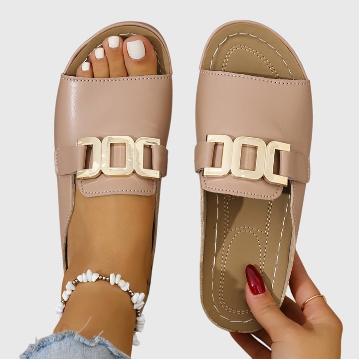 Comode ciabatte donna con fibbia metallica e plantare imbottito. Scarpe slip-on per moda estiva.