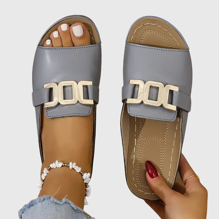 Ciabatte donna casual con fibbia metallica, plantare imbottito. Sandali piatti leggeri, perfetti per l'estate.