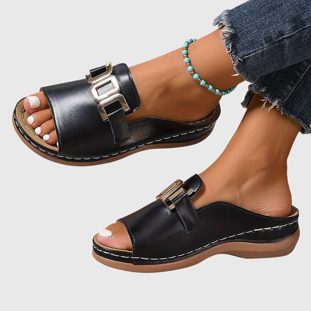 Ciabatte donna di tendenza, stile estivo con fibbia metallica e plantare imbottito. Perfette per passeggio.