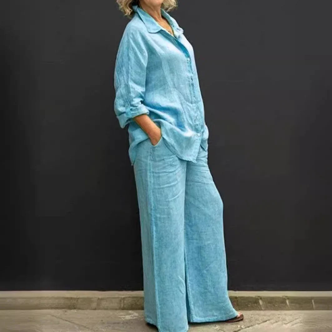 Set azzurro mare con camicia e pantaloni larghi, un look versatile e fresco per viaggio e moda estiva.