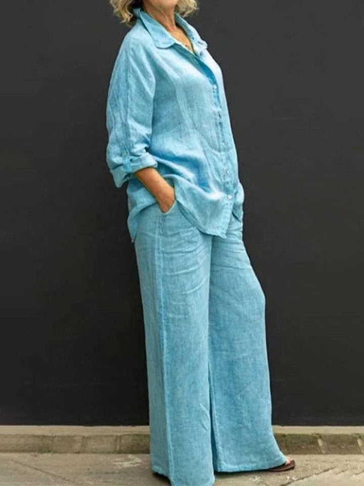 Set azzurro cielo, camicia fluida e pantaloni larghi, per un abbigliamento estivo comodo e chic.