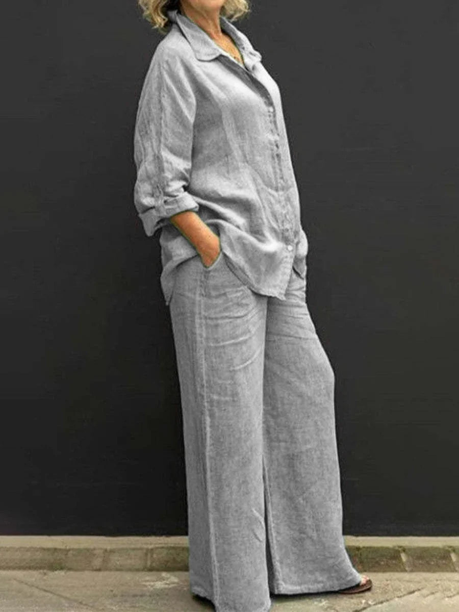 Coordinato grigio antracite, camicia e pantaloni ampi da donna. Stile rilassato e moderno.