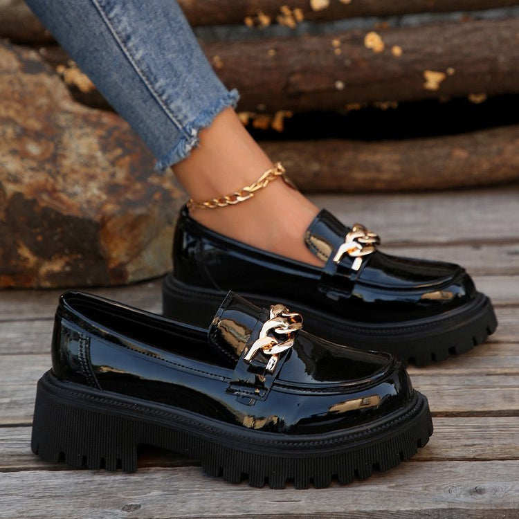 Eleganti mocassini donna neri slip-on con suola spessa e catena oro, calzature comode e versatili.