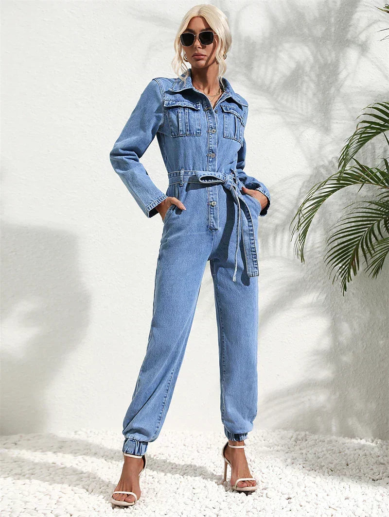Abbigliamento femminile: tuta lunga jeans blu, comoda e moderna, ideale per ogni occasione.