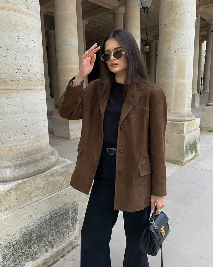 Raffinato blazer marrone da donna con tasche, capo versatile per abbigliamento e stile ufficio.