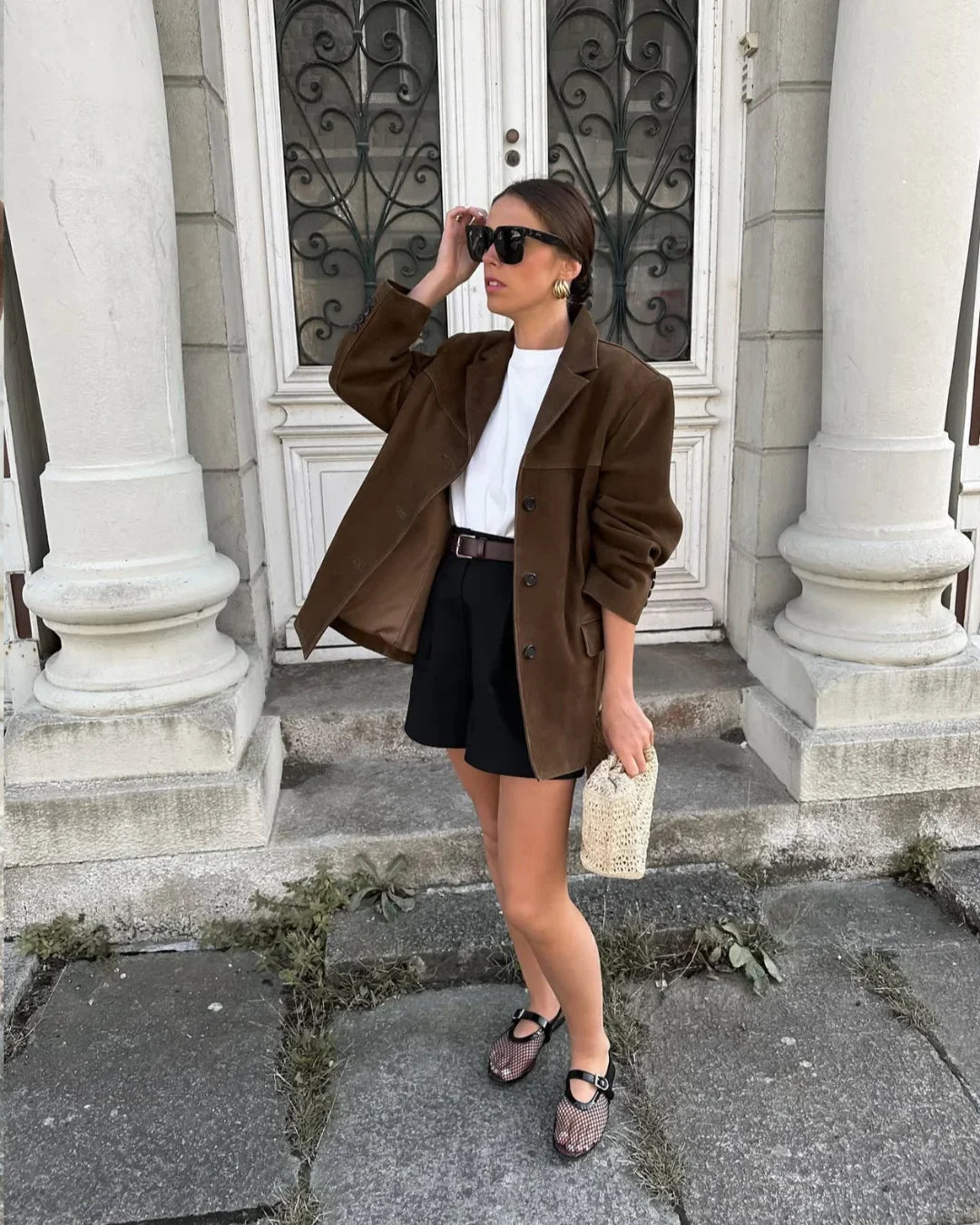 Elegante blazer marrone da donna con tasche, perfetto per moda femminile raffinata e look da ufficio.
