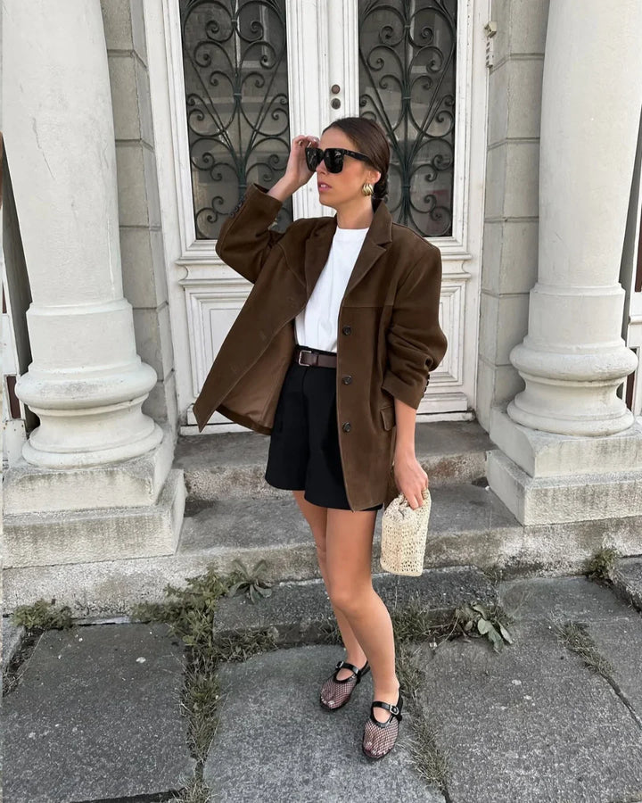 Elegante blazer marrone da donna con tasche, perfetto per moda femminile raffinata e look da ufficio.