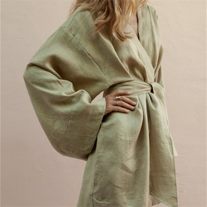 Giacca donna verde cachi, stile kimono, con maniche a tre quarti. Comfort femminile per ogni occasione.