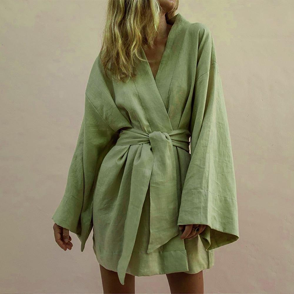 Giacca kimono donna verde cachi per un outfit casual chic. Design aperto e maniche tre quarti.