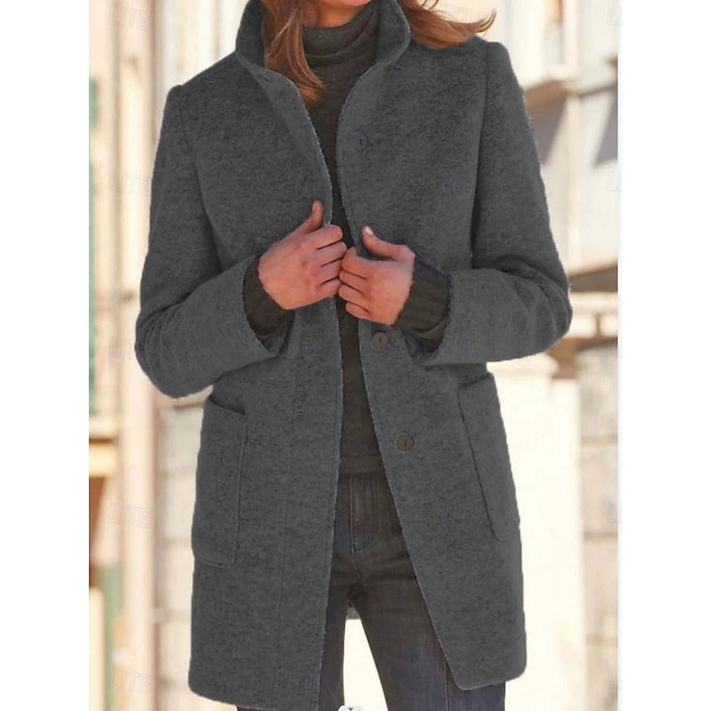 Cappotto da donna elegante e sfiancato che valorizza la figura, con collo alto. Ideale per la moda invernale e uno stile classico.