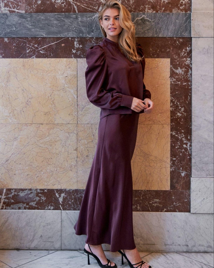 Elegante gonna lunga donna in raso borgogna a vita alta. Ideale per moda femminile e occasioni speciali.