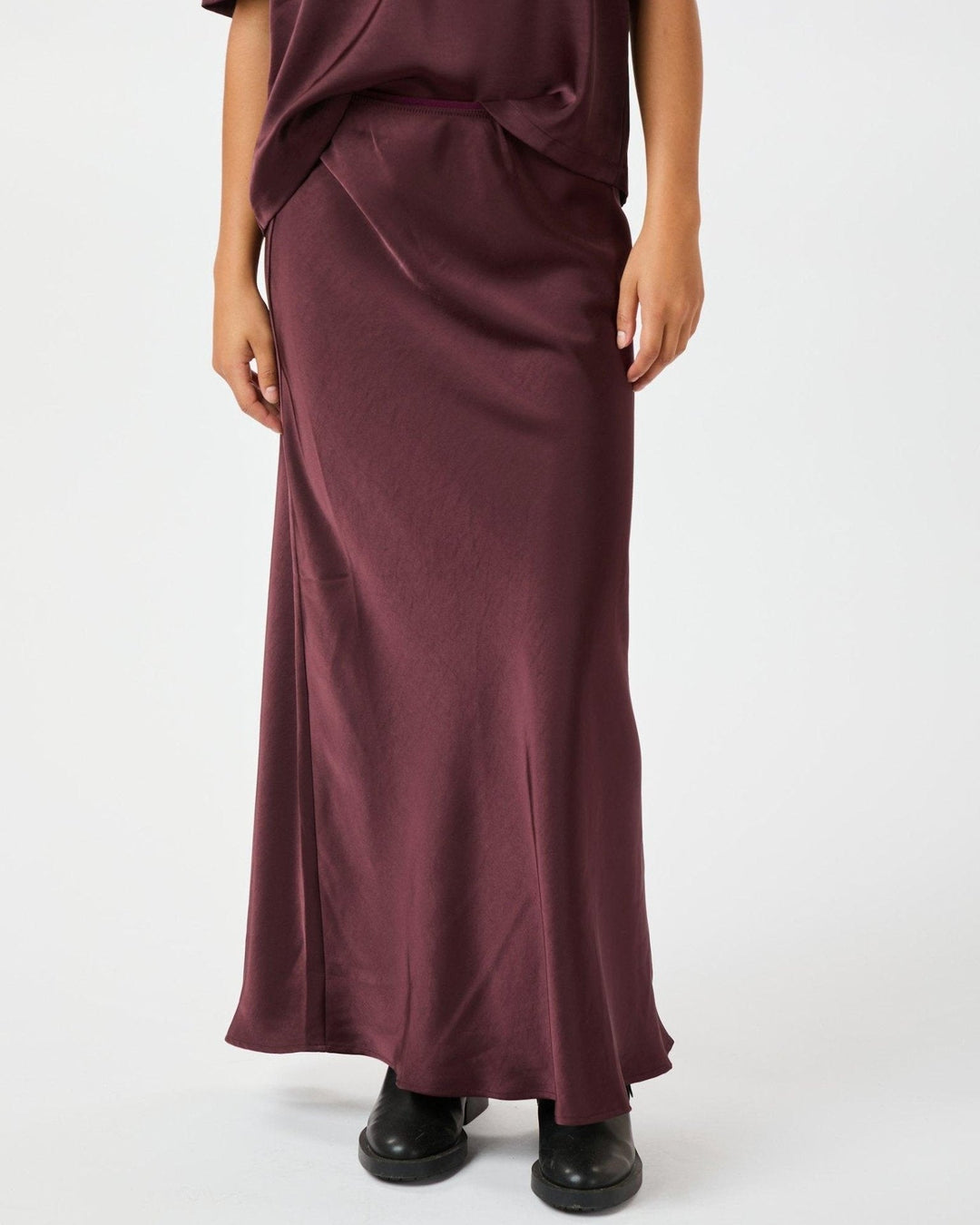 Gonna lunga da donna vita alta borgogna satinata. Perfetta per outfit eleganti e serali.