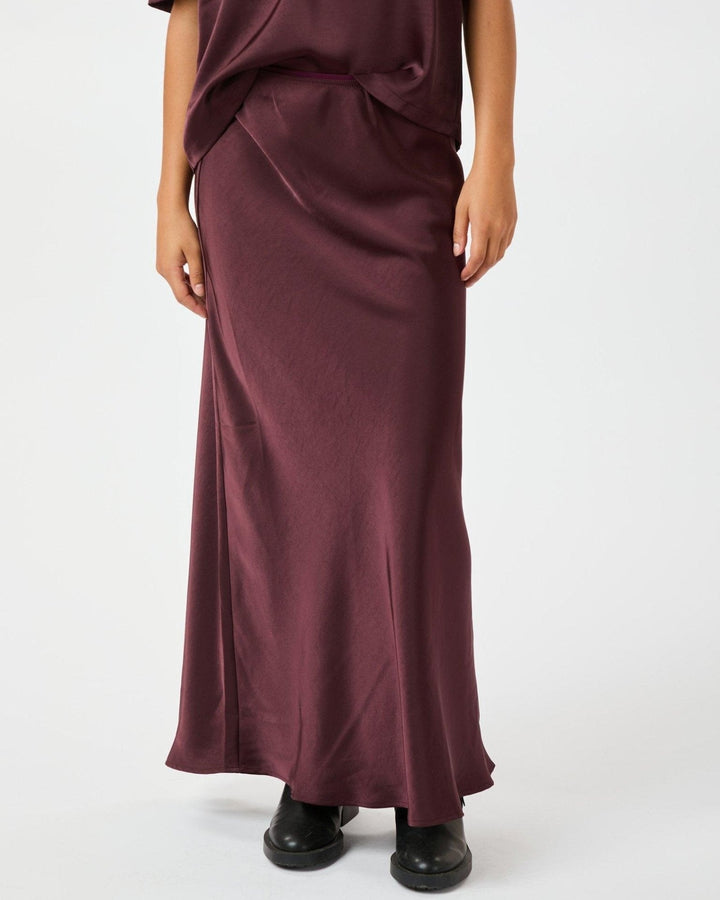 Gonna lunga da donna vita alta borgogna satinata. Perfetta per outfit eleganti e serali.