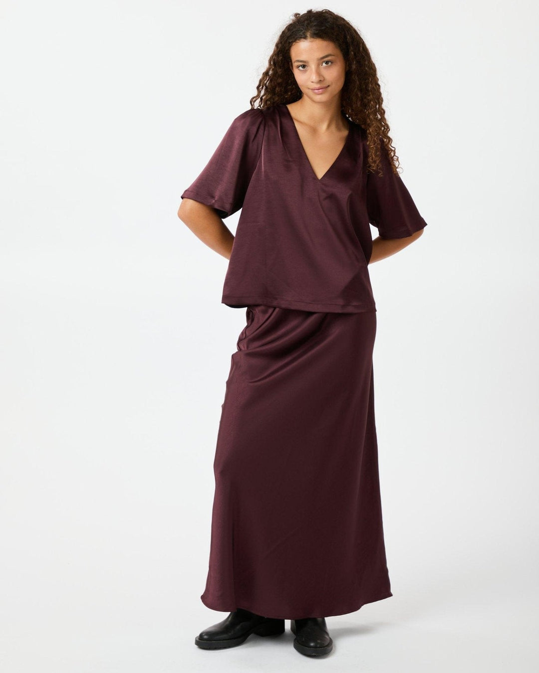 Lussuosa gonna lunga donna in raso borgogna a vita alta. Perfetta per un outfit da sera elegante.