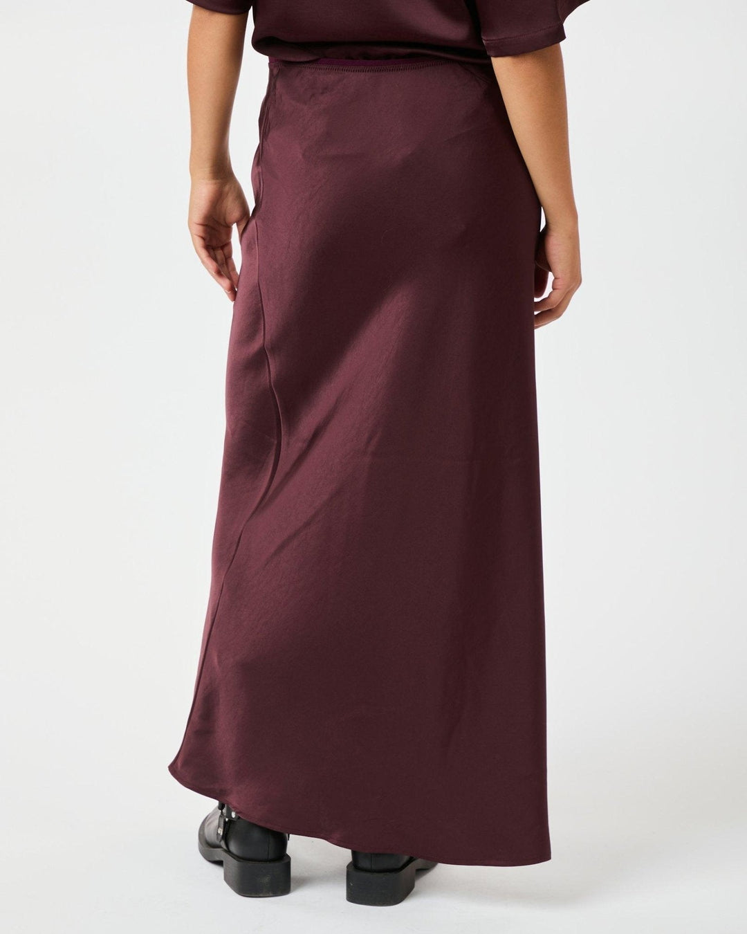 Gonna rossa lunga da donna con vita alta e finitura satinata. Stile classico ed elegante per ogni evento.