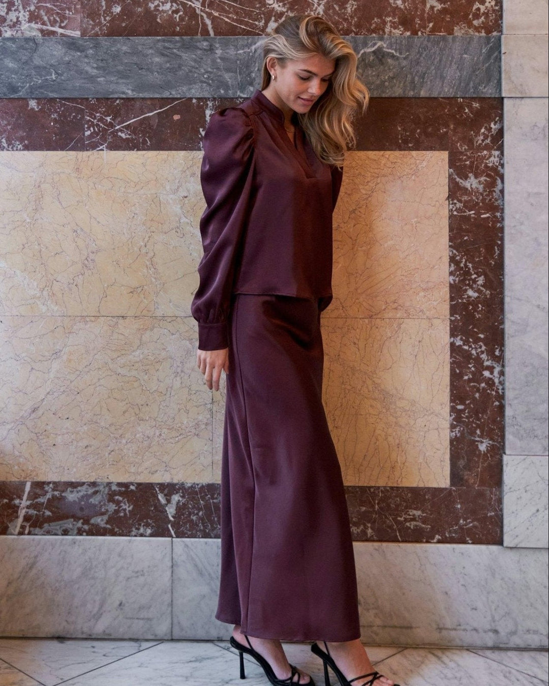 Classica gonna donna lunga rosso borgogna satinata a vita alta. Un capo versatile per look sofisticati.