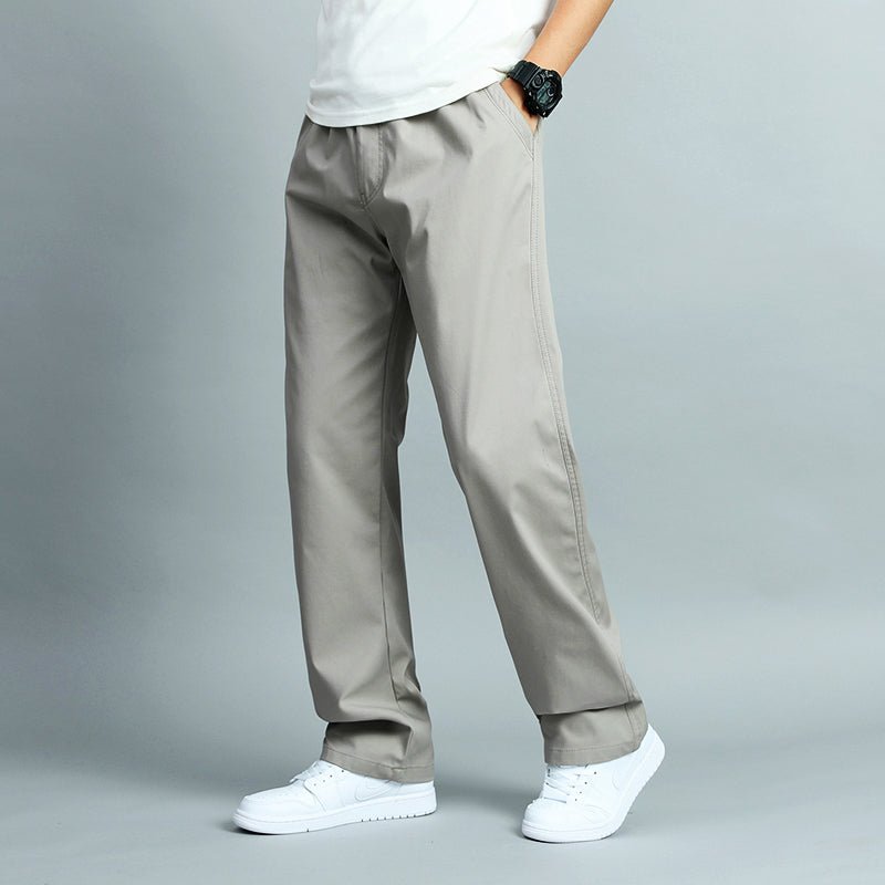 Dettaglio pantaloni uomo multitasche a gamba dritta. Design sportivo e traspirante per comfort tutto il giorno.