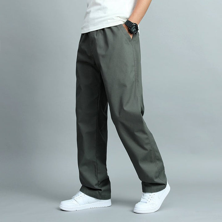 Pantaloni uomo casual a gamba dritta multitasche. Tessuto traspirante, perfetti per primavera e uso quotidiano.