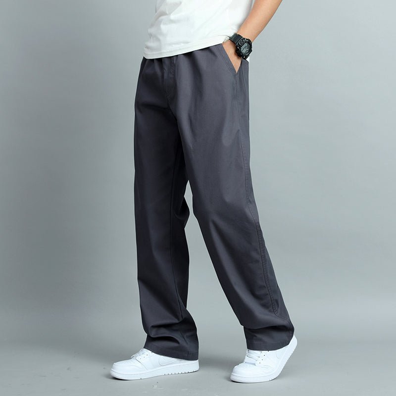 Pantaloni uomo primaverili a gamba dritta multitasche. Stile casual e sportivo, traspiranti per un look quotidiano.