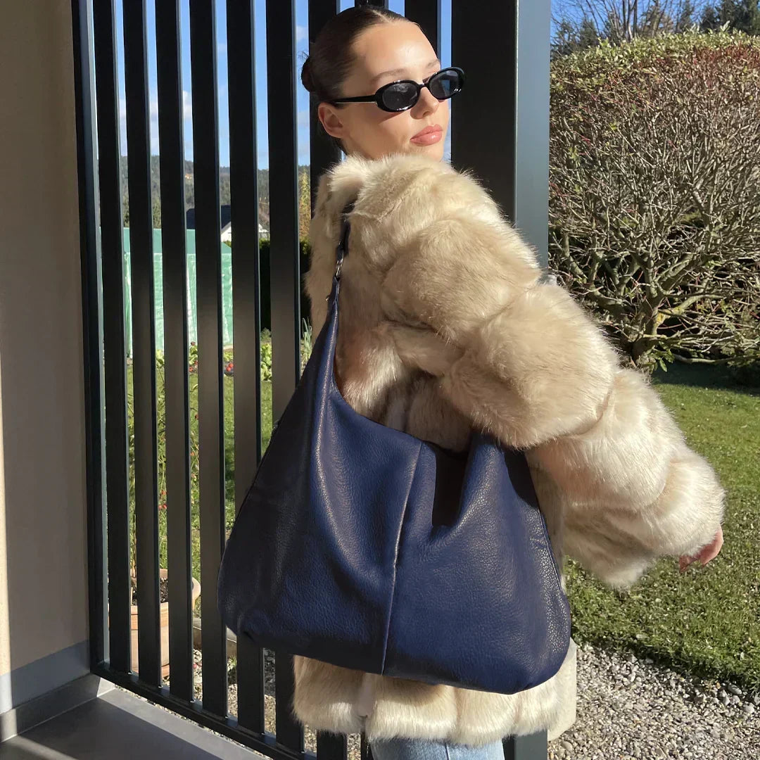 Chic e funzionale borsa hobo donna vino rosso, con tracolla e interni spaziosi.