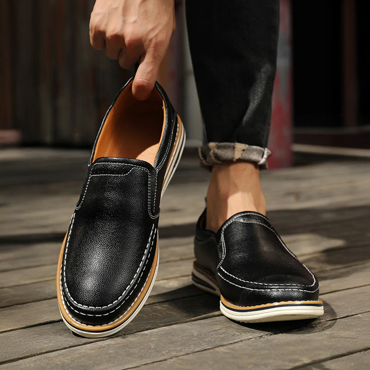 Mocassini ortopedici slip-on da uomo con soletta imbottita per comfort quotidiano e supporto.
