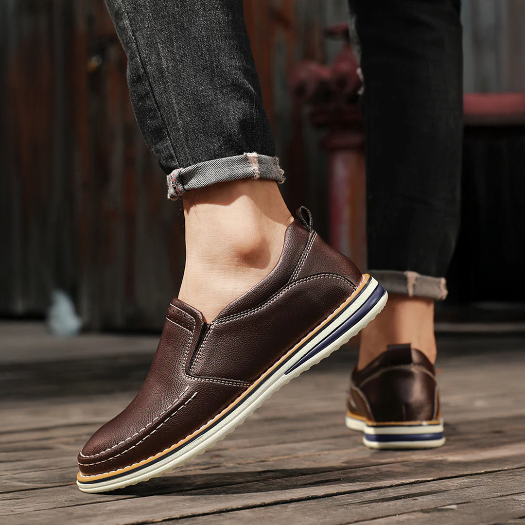 Eleganti mocassini imbottiti da uomo, perfetti slip-on casual o da lavoro, offrono comfort e stile senza fatica.