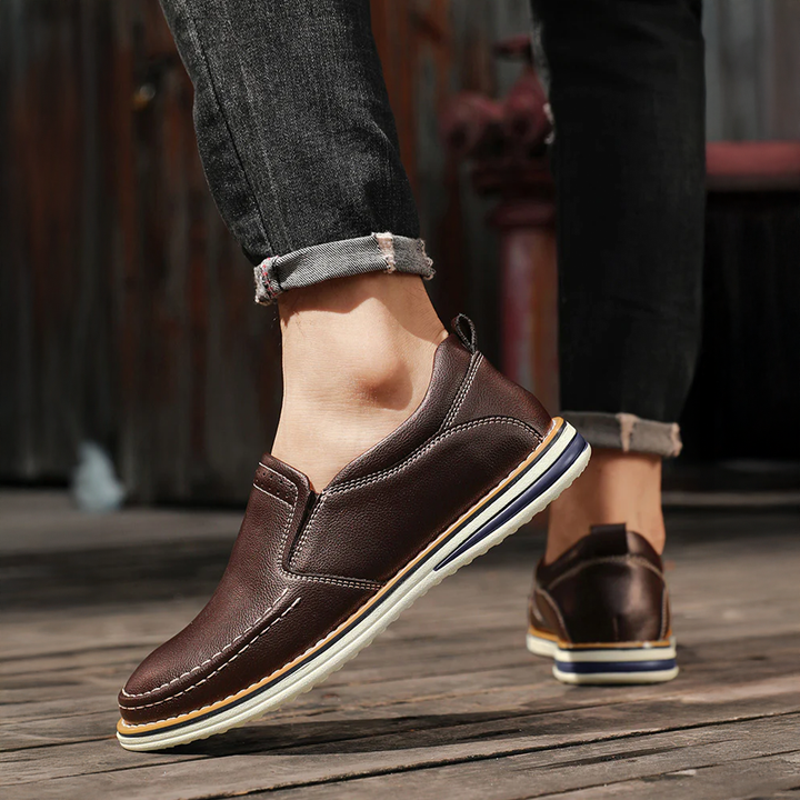 Eleganti mocassini imbottiti da uomo, perfetti slip-on casual o da lavoro, offrono comfort e stile senza fatica.