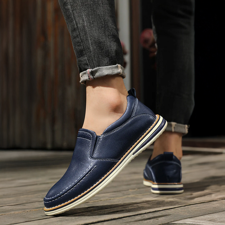 Calzature slip-on ortopediche da uomo. Questi mocassini offrono supporto e comfort imbottito per tutto il giorno.
