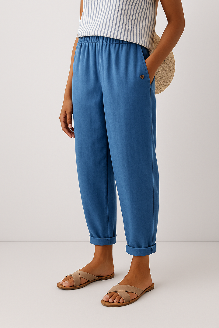 Pantaloni estivi dritti da donna, con vita elastica per comodità e bottoni laterali decorativi. Abbigliamento versatile.