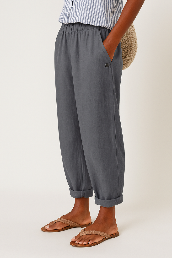 Pantaloni donna dritti, casual chic, con vita elastica e bottoni laterali. Perfetti per l'eleganza quotidiana.