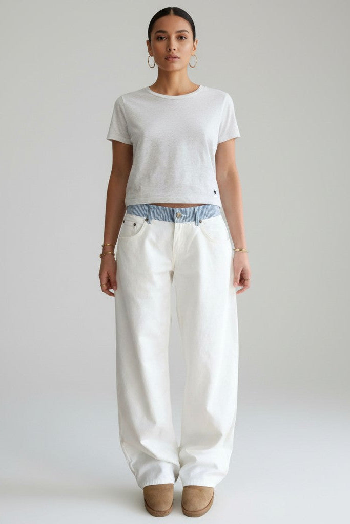 Jeans donna vita media con vestibilità comoda e fascia a righe. Perfetti per un look casual versatile.