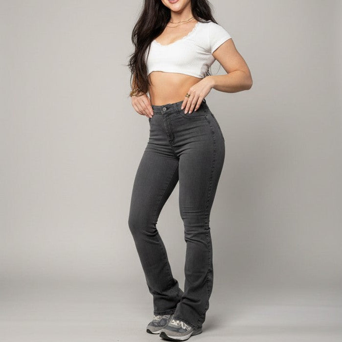 Jeans a zampa da donna con vita alta per un look trendy e confortevole. Disponibili in nero e grigio scuro.
