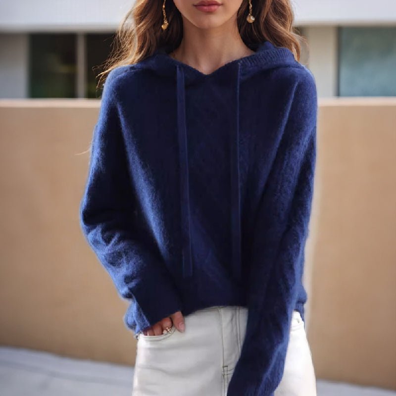 Pullover con cappuccio donna in morbida maglia a treccia, essenziale per un look casual e confortevole ogni giorno.