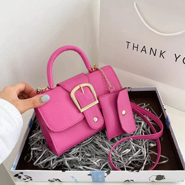 Portamonete integrato nella mini borsa a mano donna compatta. Funzionalità e stile in un unico accessorio.