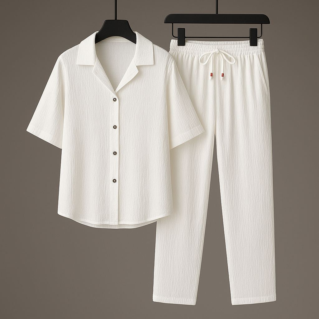 Completo due pezzi uomo per l'estate: camicia collo aperto e pantaloni con coulisse, per uno stile moderno e rilassato.