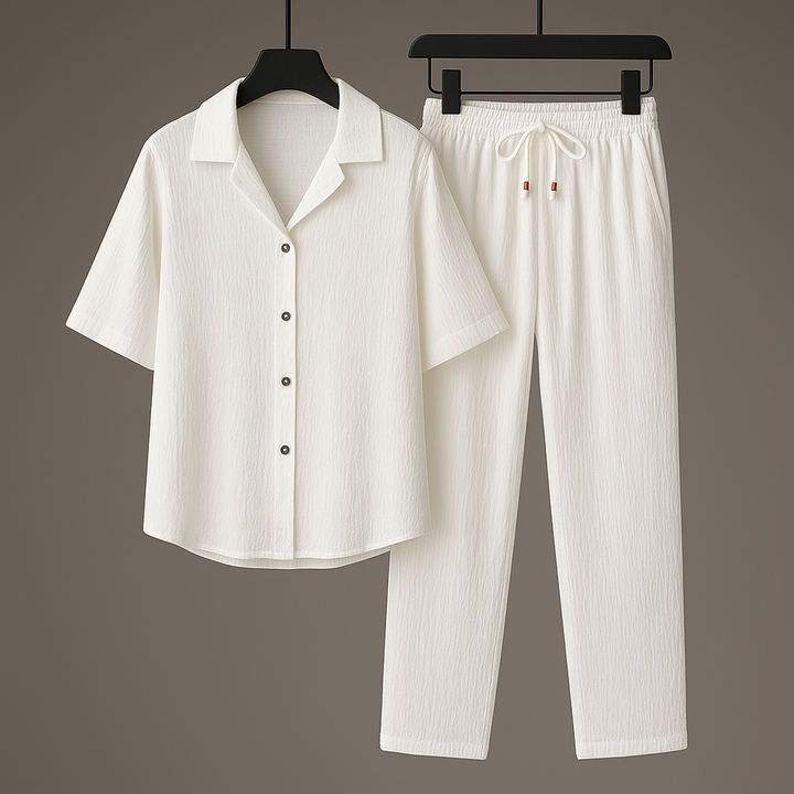 Completo due pezzi uomo per l'estate: camicia collo aperto e pantaloni con coulisse, per uno stile moderno e rilassato.