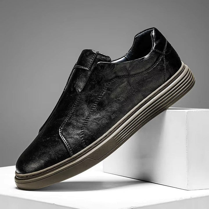 Tomaia delle sneakers uomo slip-on, design elegante senza lacci per moda uomo e praticità quotidiana.
